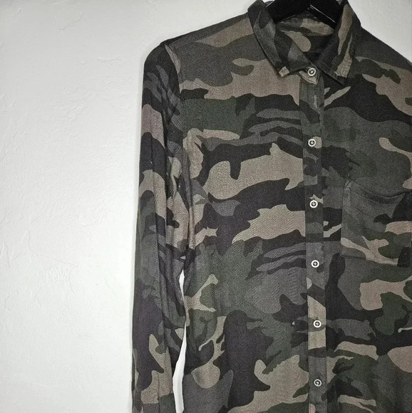 Rails Long Sleeve Camo Button Down Top Size XS​ - Picture 6 of 7